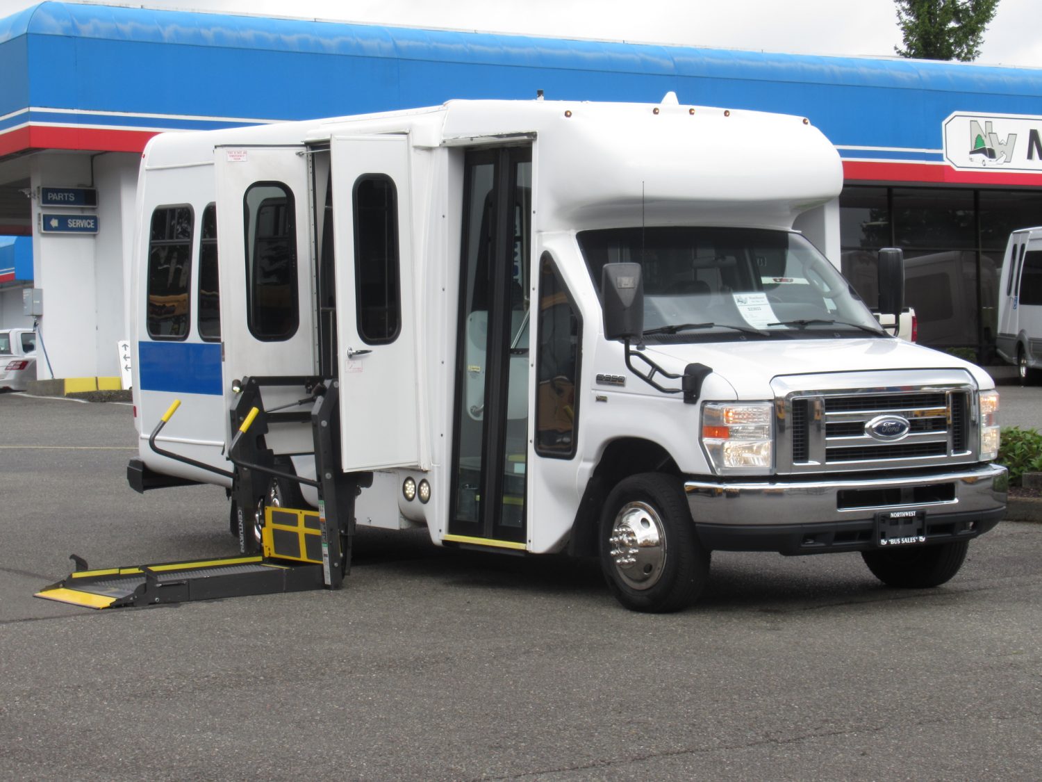 2014 Ford Startrans 4 + 2 ADA Shuttle Bus - S23933