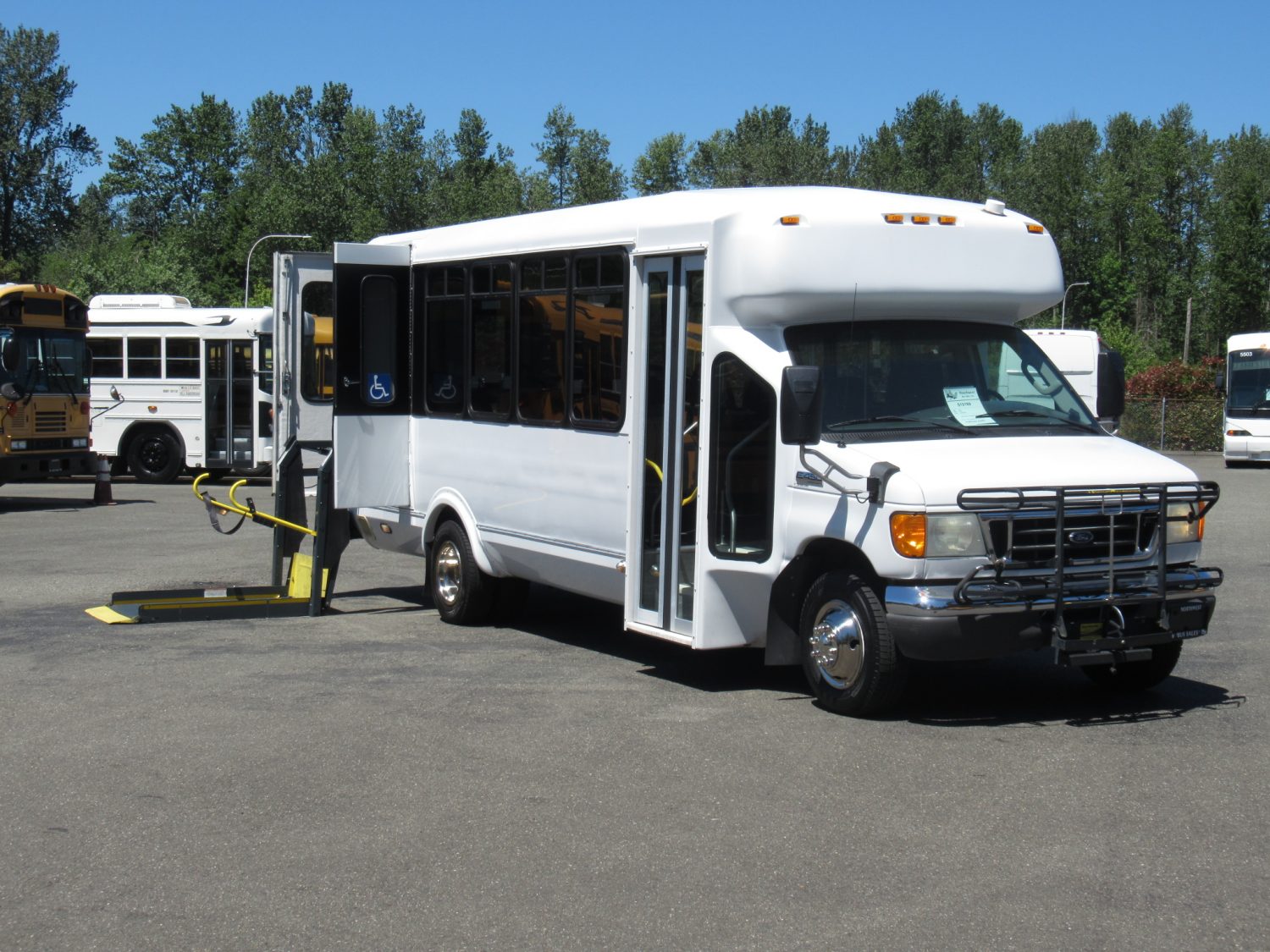 2006 Ford Eldorado Aerotech 14 Passenger ADA Shuttle - S10189