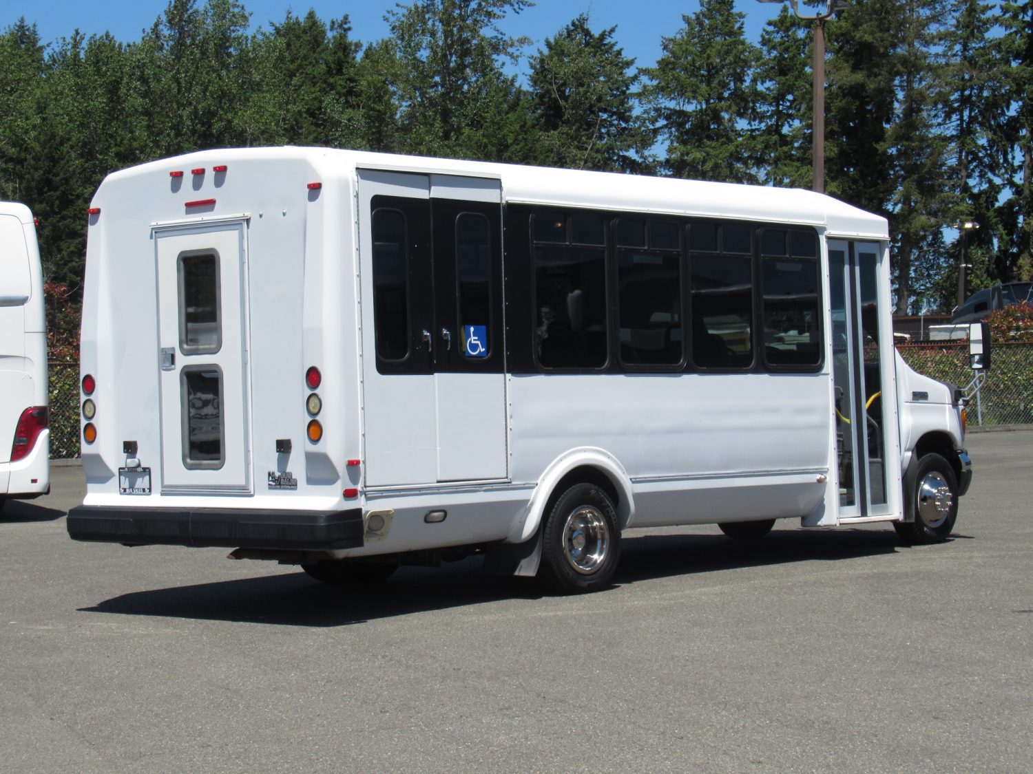 2006 Ford Eldorado Aerotech 14 Passenger ADA Shuttle - S10189 - Image 3