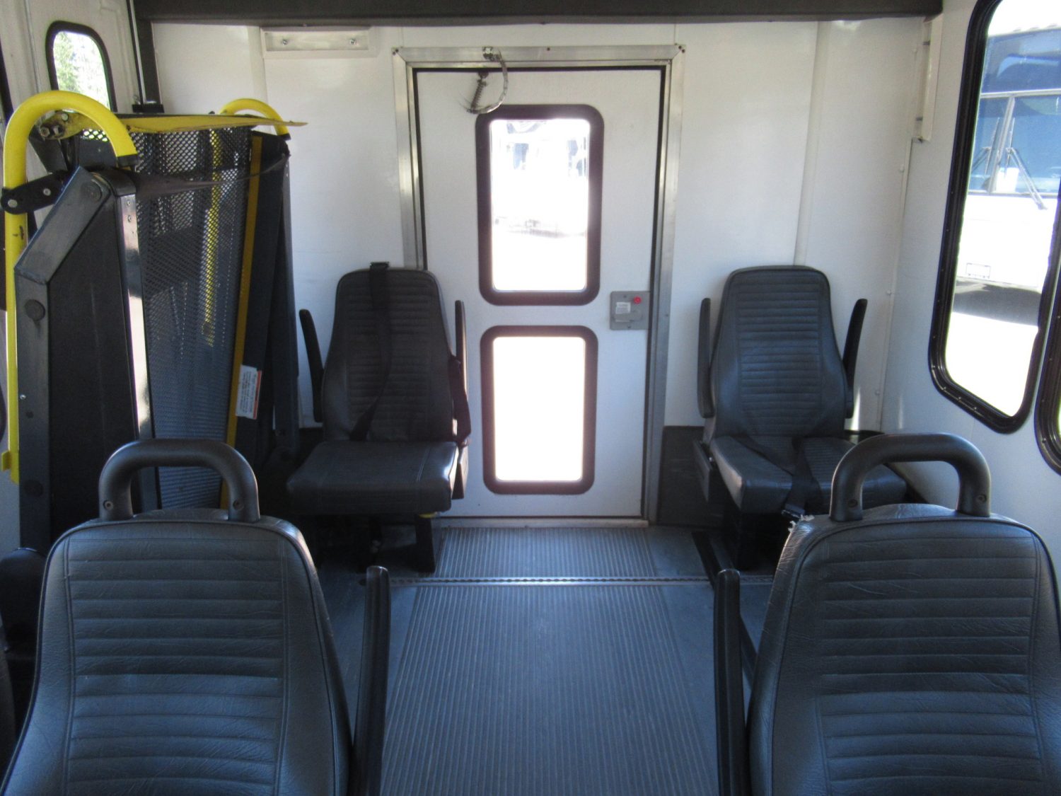 2006 Ford Eldorado Aerotech 14 Passenger ADA Shuttle - S10189 - Image 7