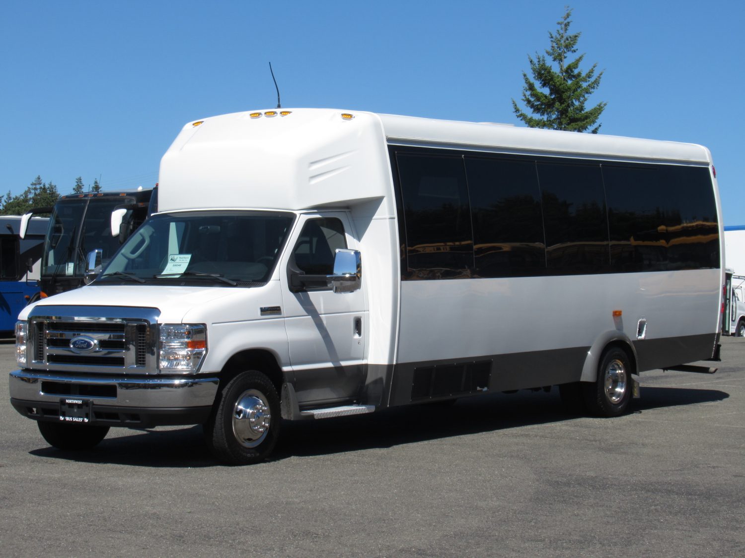 2016 Ford Ameritrans 24 Passenger + Rear Luggage - S06548 - Image 2