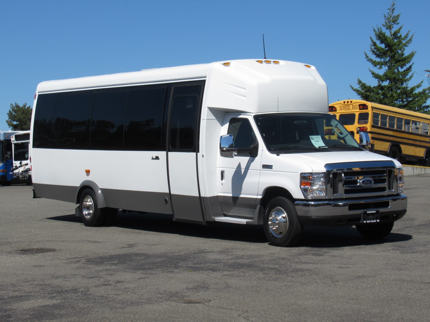 2016 Ford Ameritrans 24 Passenger + Rear Luggage - S06548