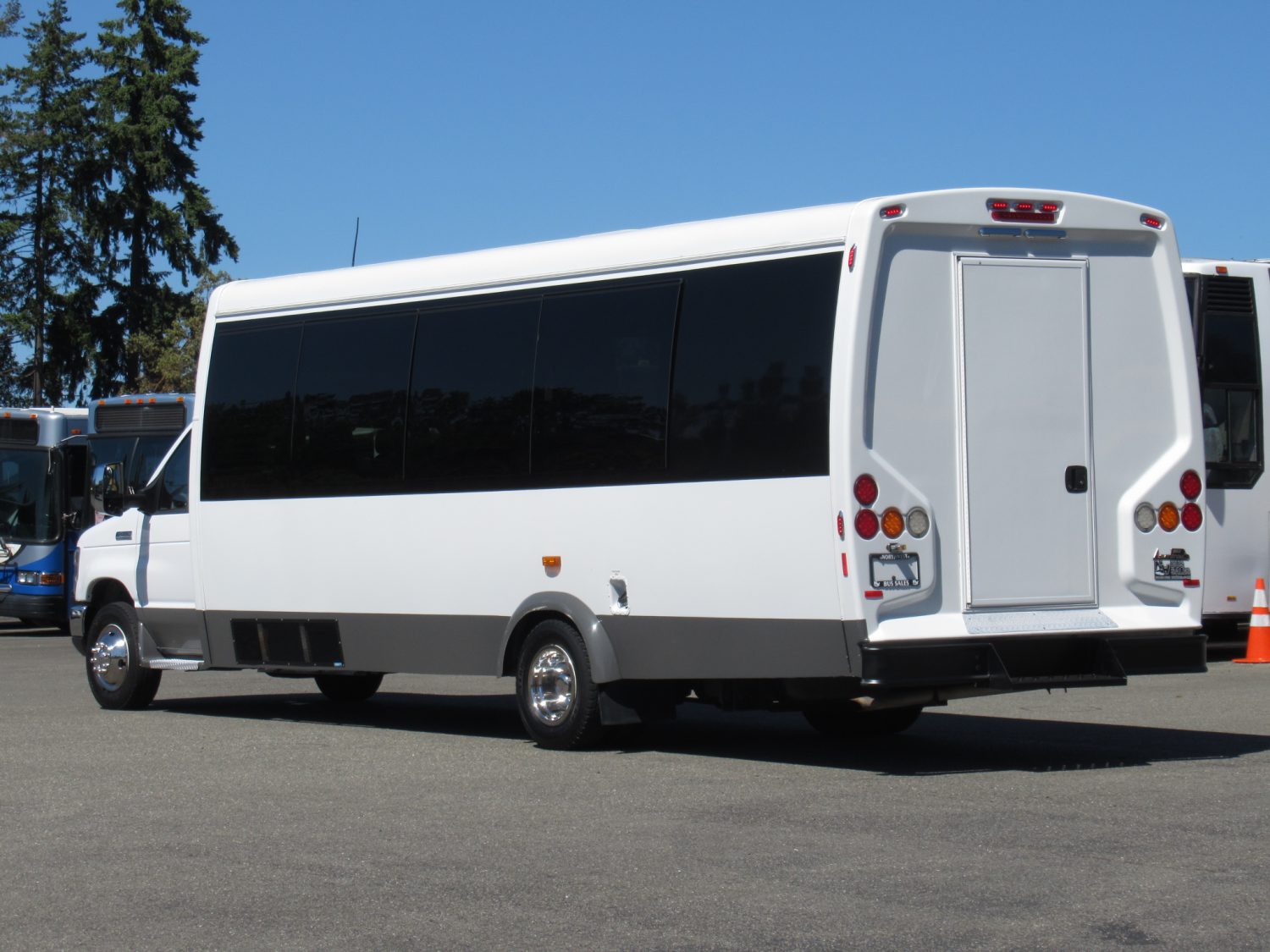 2016 Ford Ameritrans 24 Passenger + Rear Luggage - S06548 - Image 4