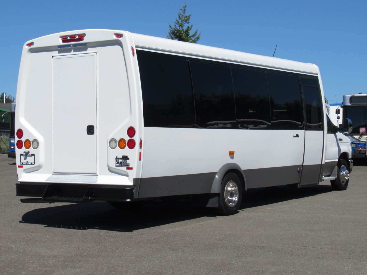 2016 Ford Ameritrans 24 Passenger + Rear Luggage - S06548 - Image 3