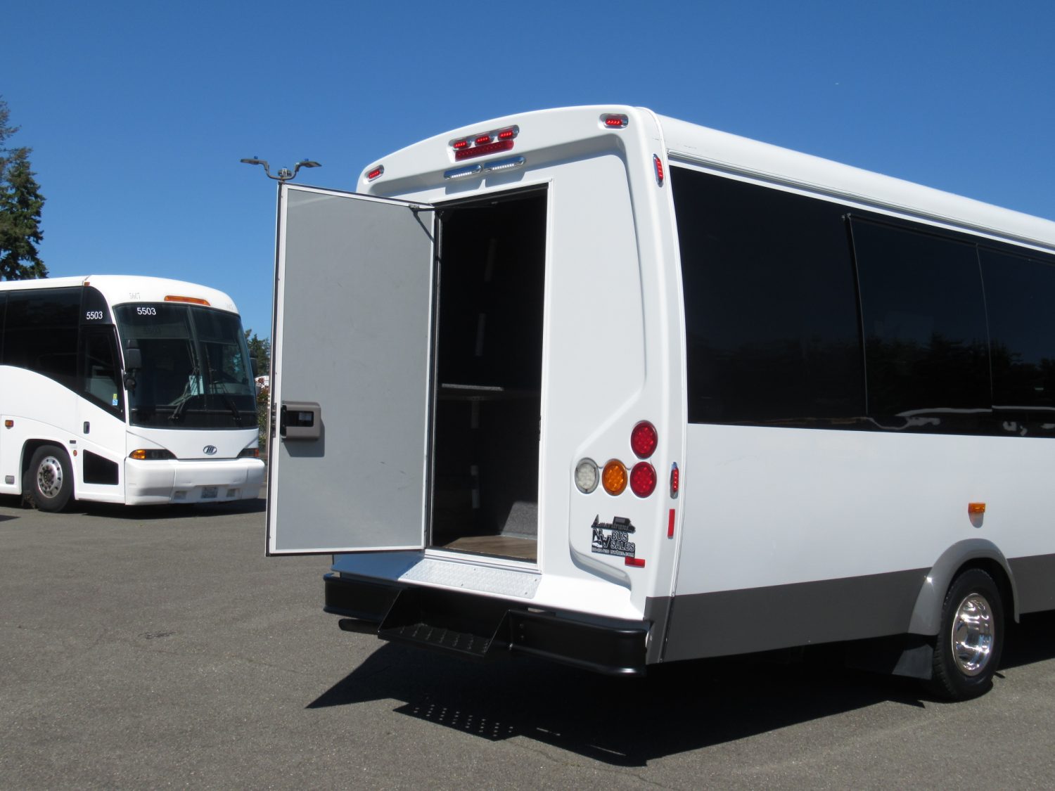 2016 Ford Ameritrans 24 Passenger + Rear Luggage - S06548 - Image 10