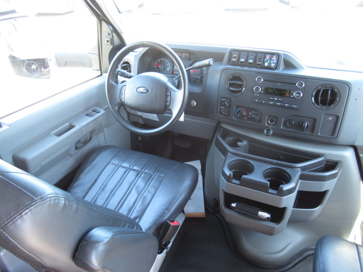 2016 Ford Ameritrans 24 Passenger + Rear Luggage - S06548 - Image 5