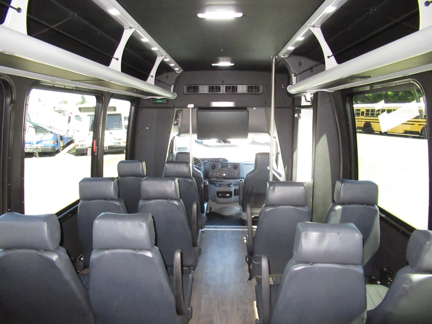 2016 Ford Ameritrans 24 Passenger + Rear Luggage - S06548 - Image 9