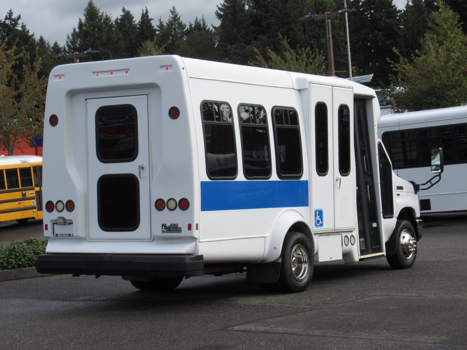 2014 Ford Startrans 4 + 2 ADA Shuttle Bus - S23940 - Image 3