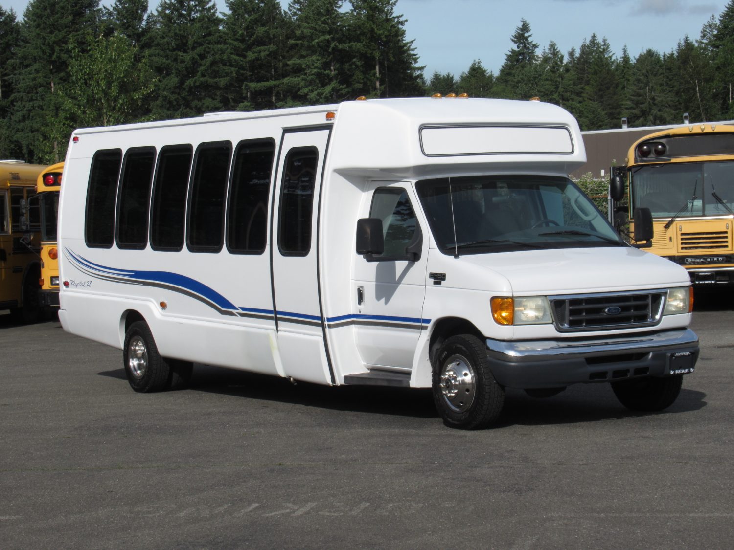 2004 Ford Krystal KK28 24 Passenger + Rear Luggage - S56639