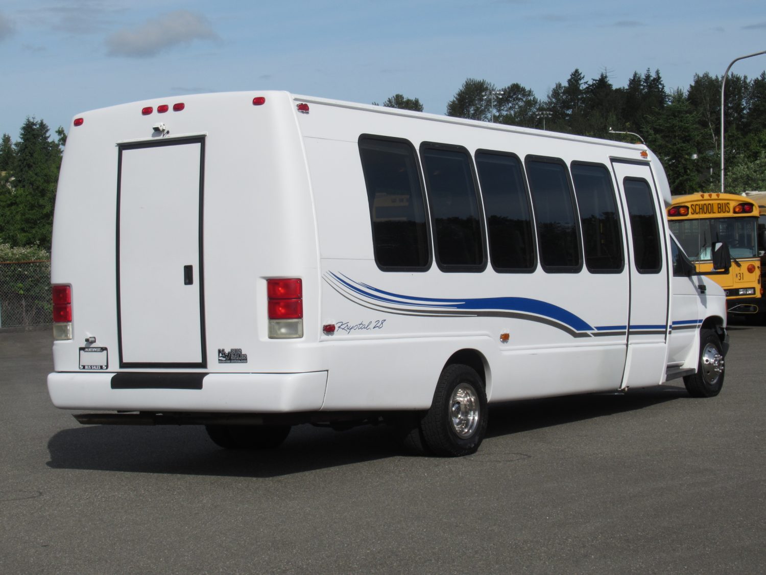 2004 Ford Krystal KK28 24 Passenger + Rear Luggage - S56639 - Image 3