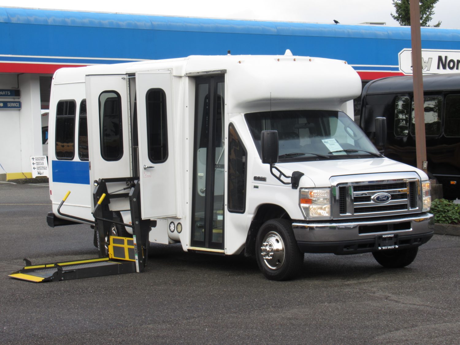 2014 Ford Startrans 4 + 2 ADA Shuttle Bus - S23940