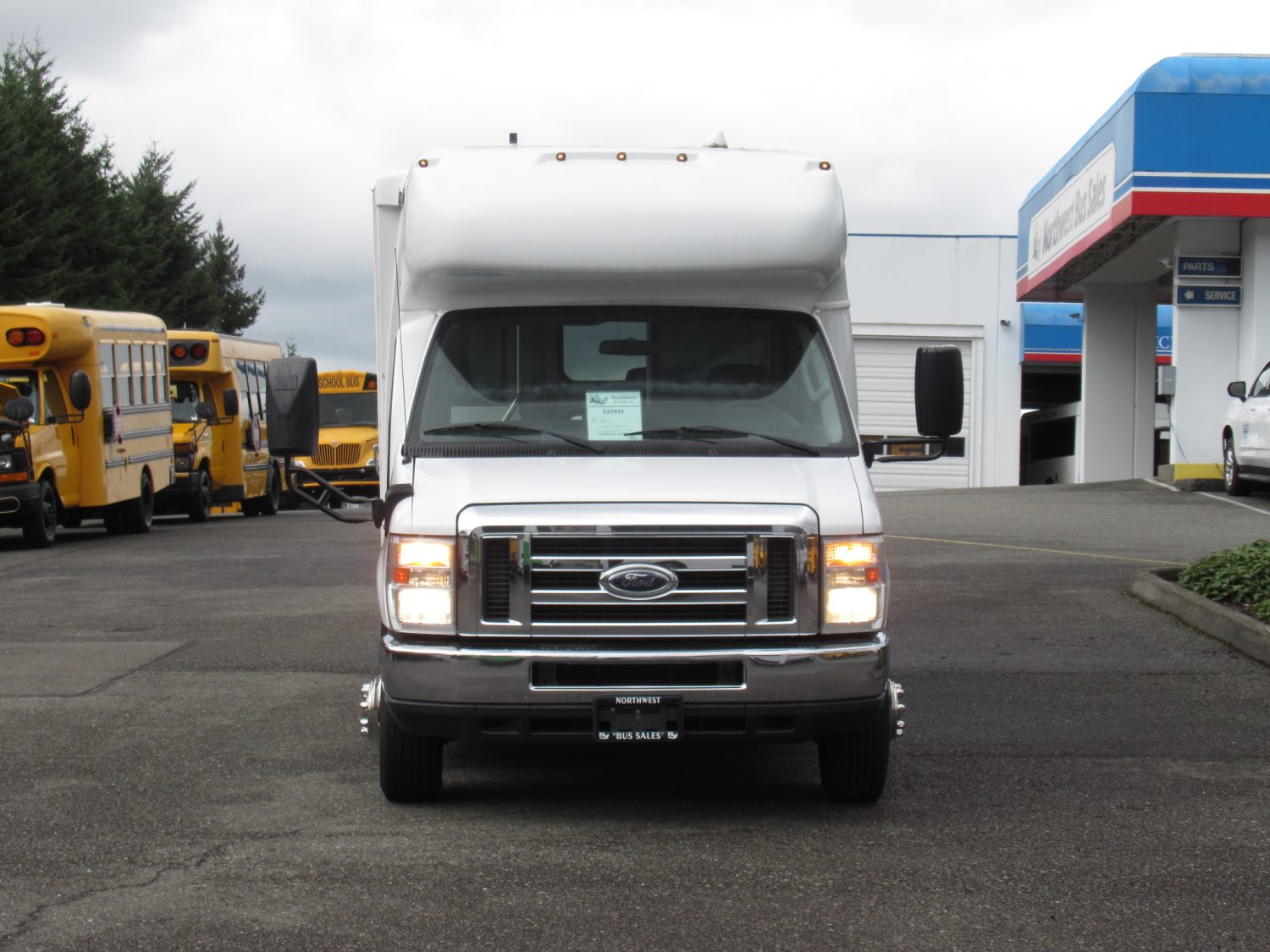 2014 Ford Startrans 4 + 2 ADA Shuttle Bus - S23928 - Image 12