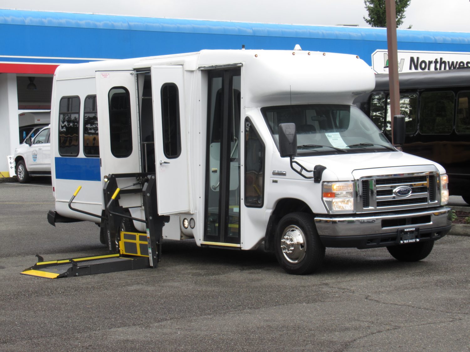 2014 Ford Startrans 4 + 2 ADA Shuttle Bus - S23928