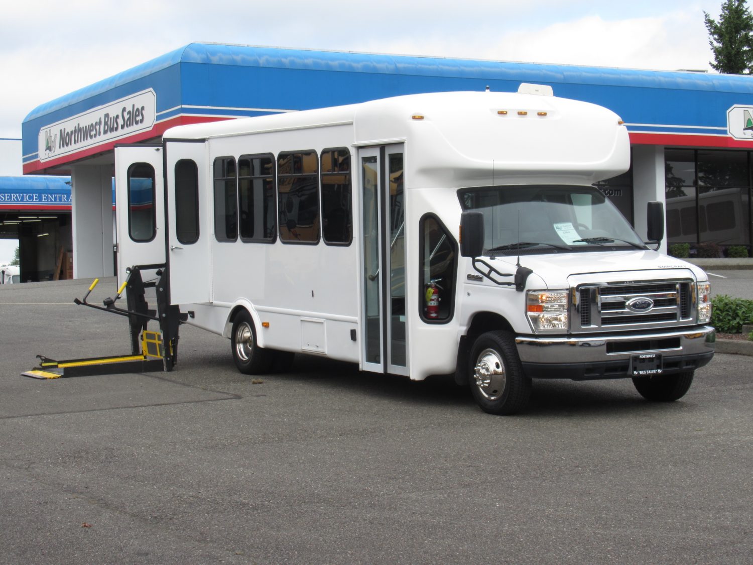 2013 Ford Starcraft Allstar 20 Passenger ADA Shuttle Bus - S29010