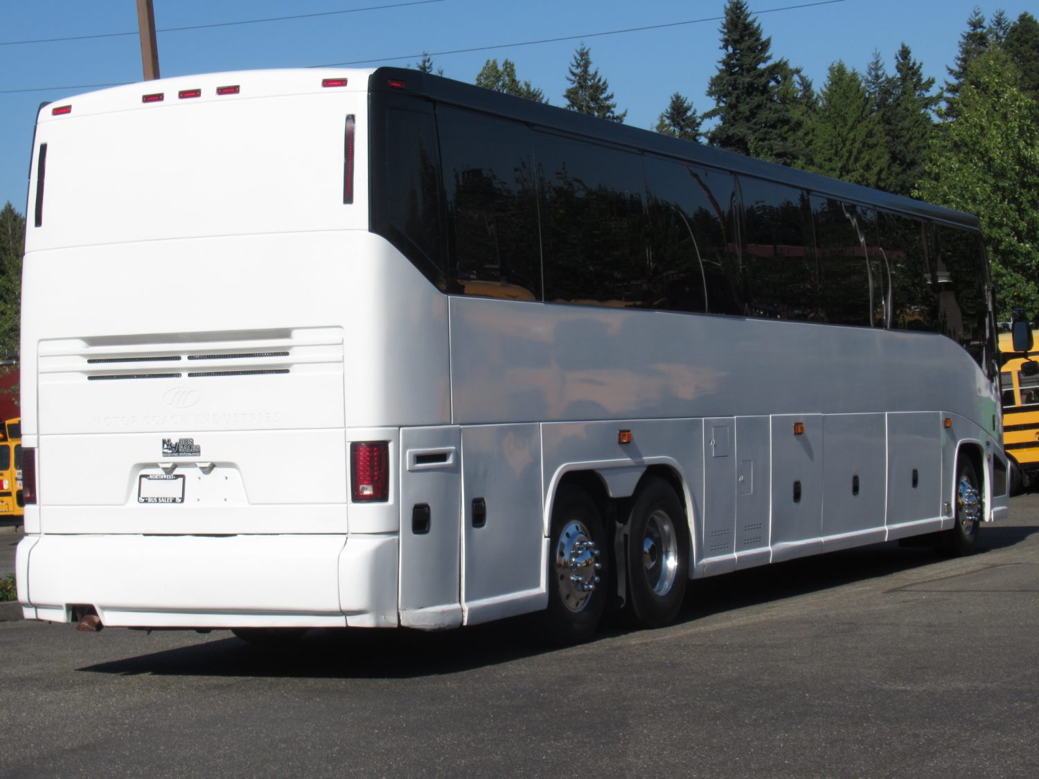 2004 MCI E4500 56 Passenger Motorcoach - C62461 - Image 3