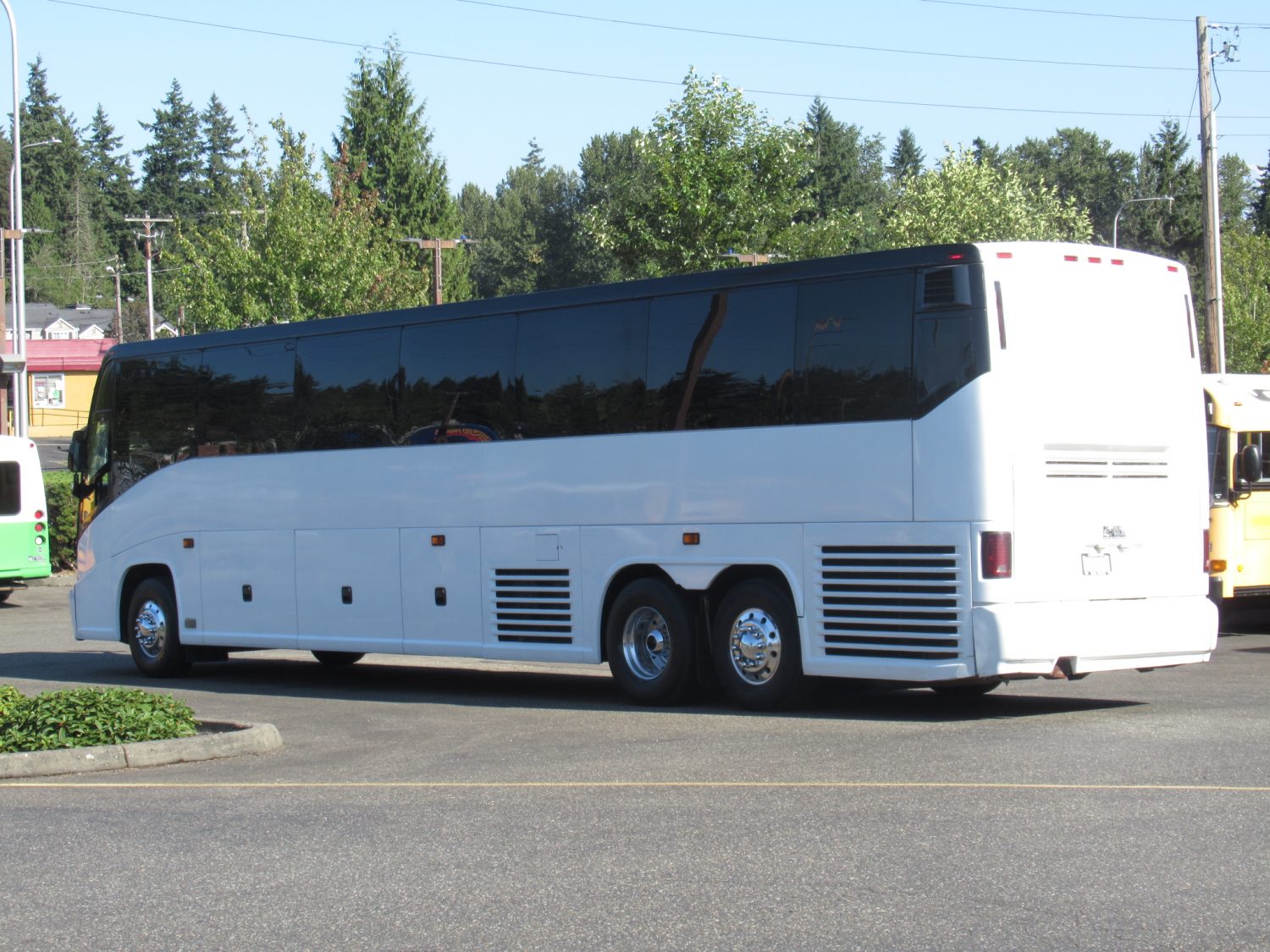 2004 MCI E4500 56 Passenger Motorcoach - C62461 - Image 4
