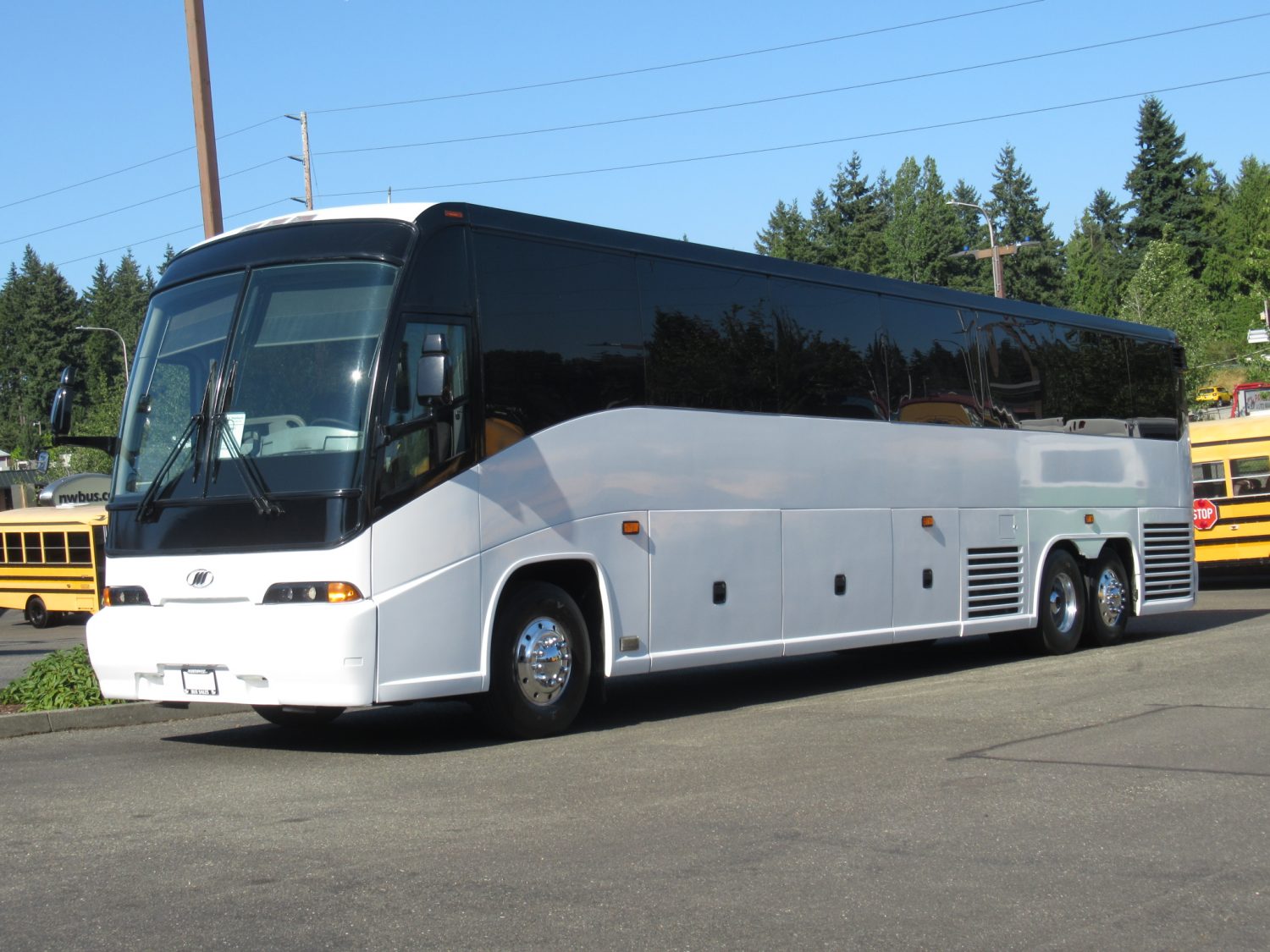 2004 MCI E4500 56 Passenger Motorcoach - C62461 - Image 2
