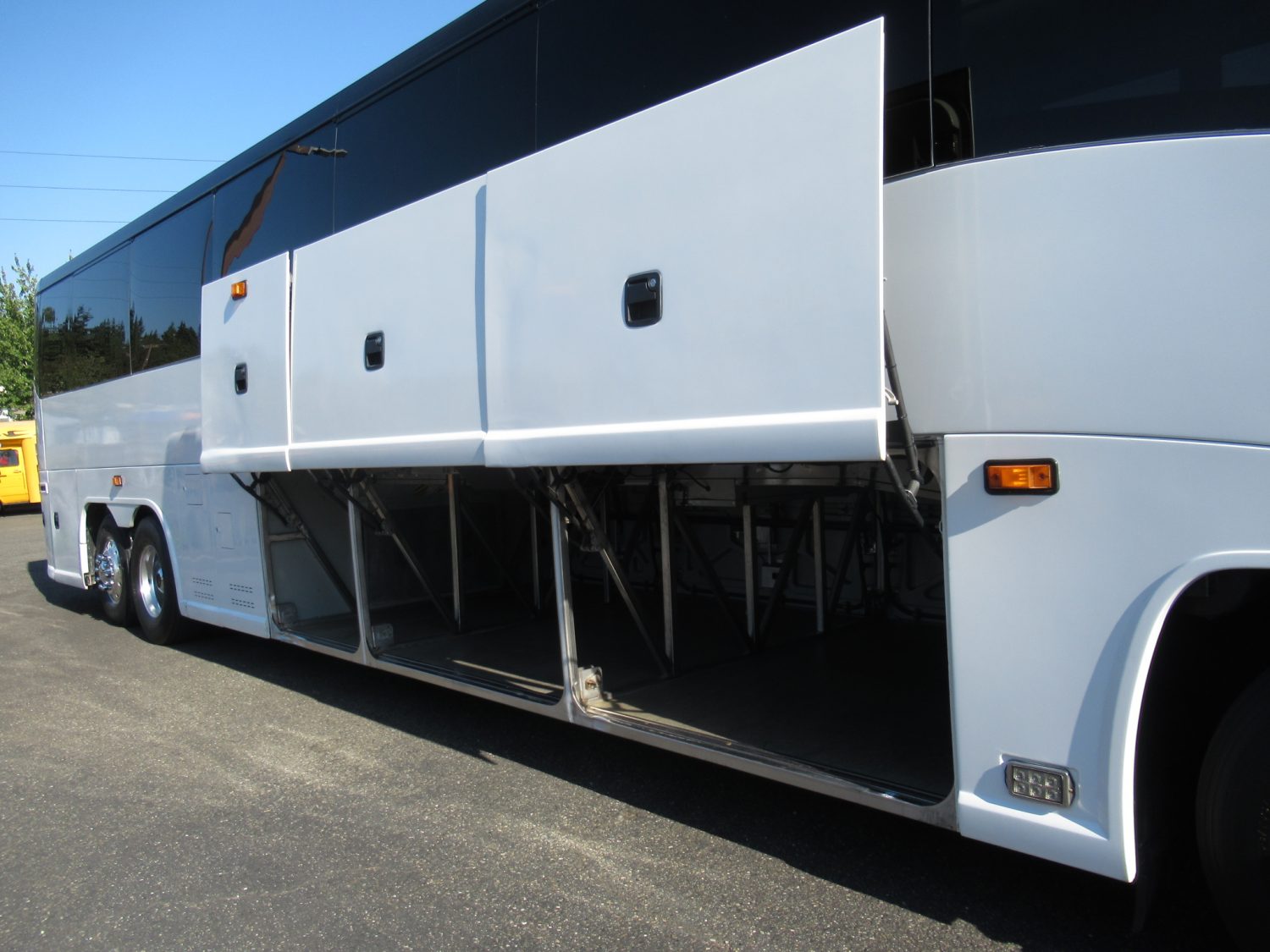 2004 MCI E4500 56 Passenger Motorcoach - C62461 - Image 9