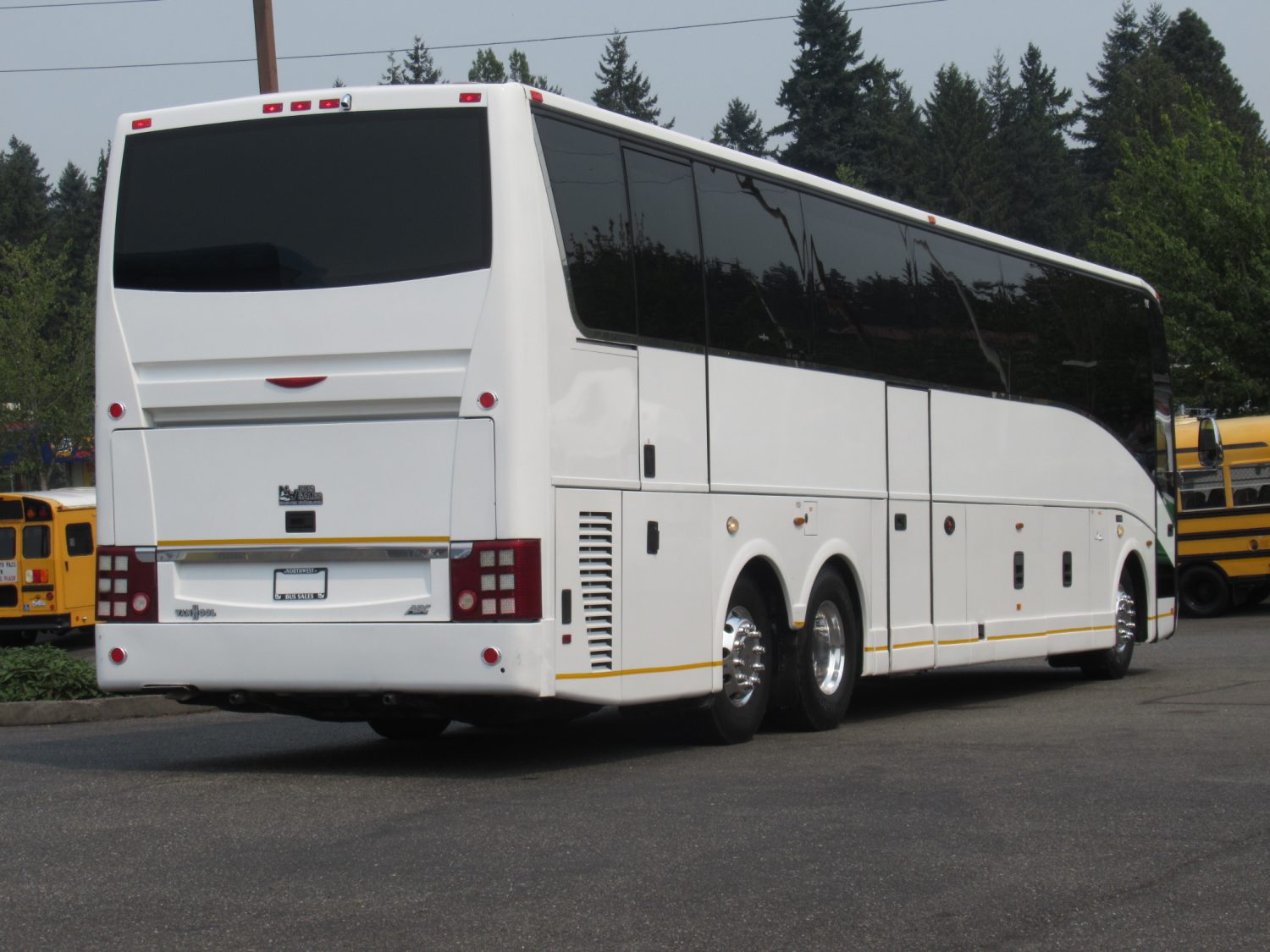 2011 Vanhool T2145 58 Passenger Motorcoach - C44711 - Image 3
