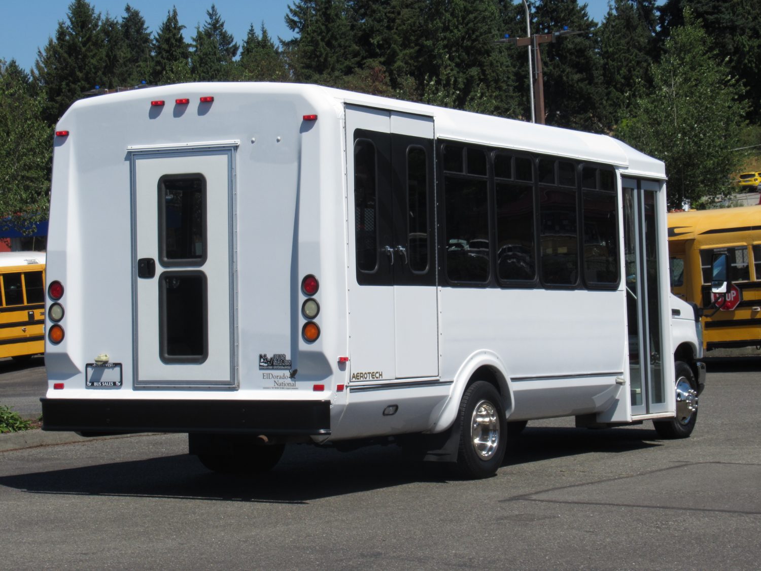 2008 Ford Eldorado Aerotech 16 Passenger + 2 Wheelchair Shuttle Bus - S56579 - Image 3