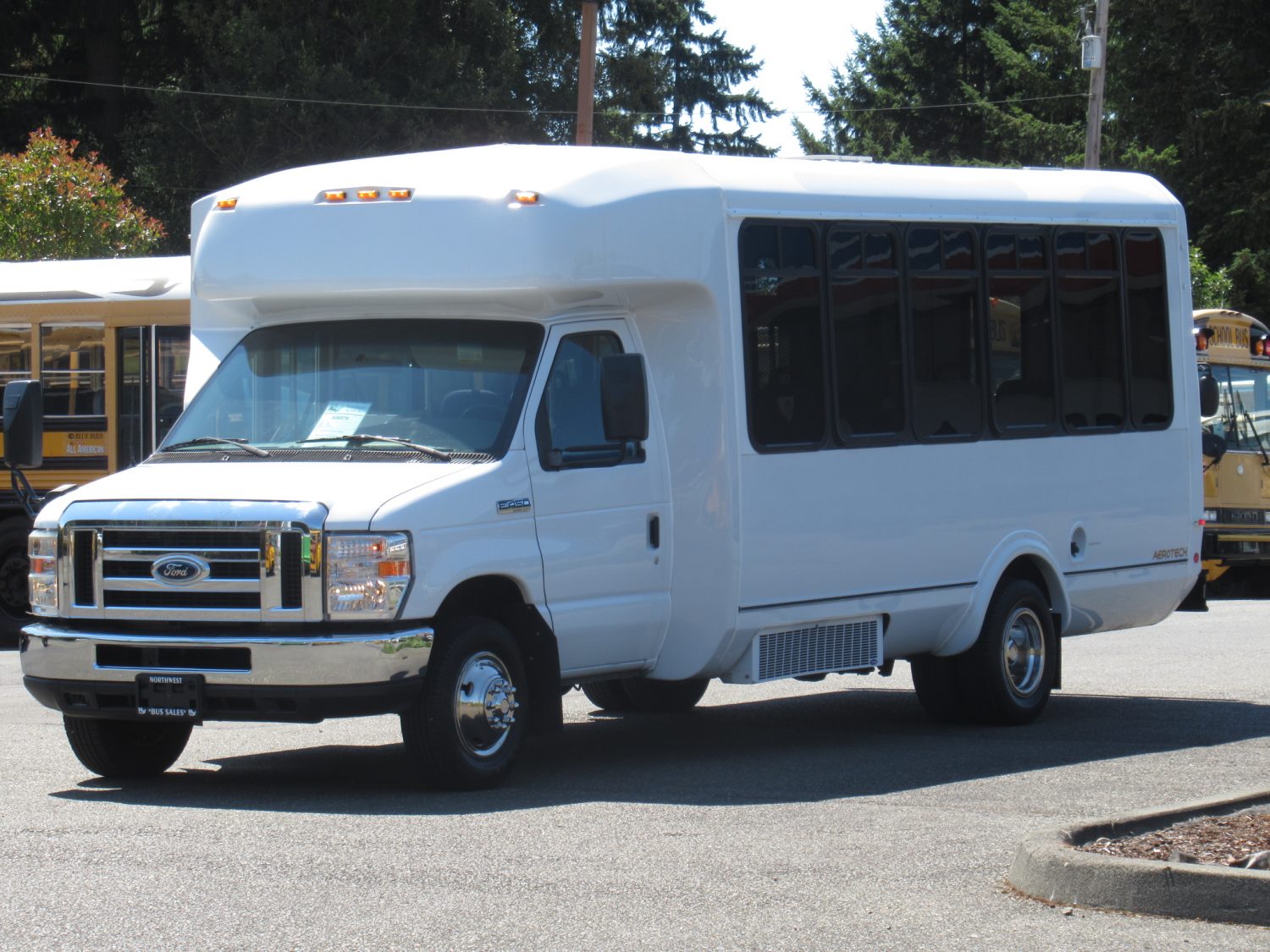 2008 Ford Eldorado Aerotech 16 Passenger + 2 Wheelchair Shuttle Bus - S56579 - Image 2
