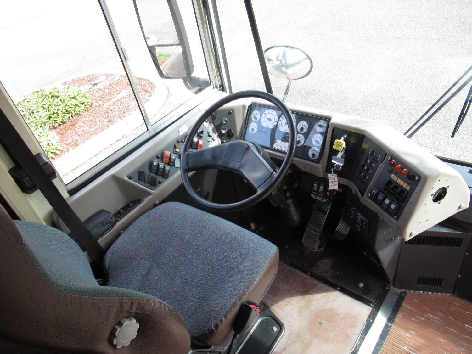 2009 International RE-300 78 Passenger School Bus - B47232 - Image 5
