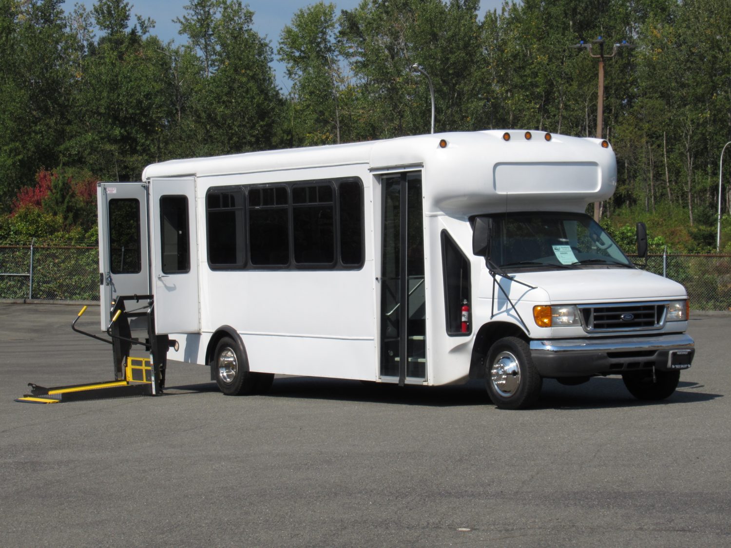 2006 Ford Startrans Senator 20 Passenger + 2 Wheelchair - S50293