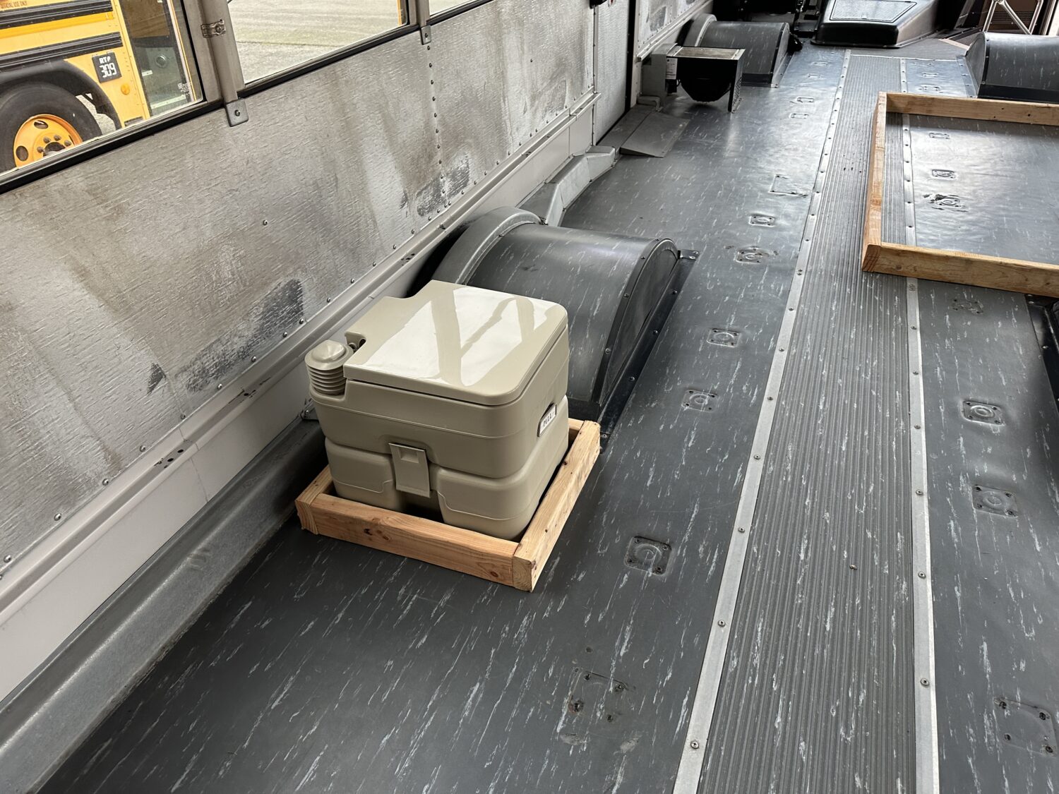 2009 Thomas Saf-T-Liner Motorhome Short School Bus - B10136 - Image 10