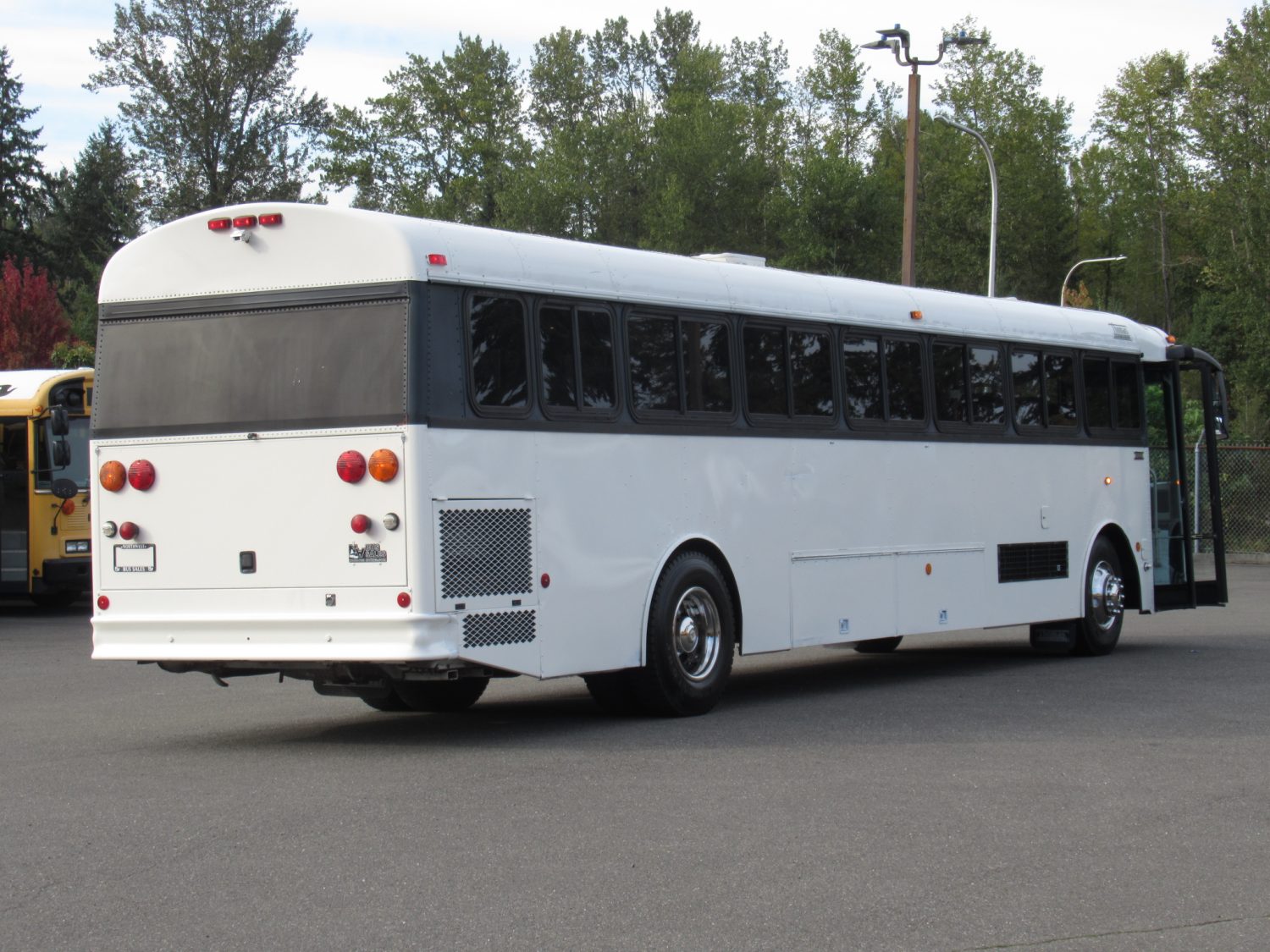 2006 Thomas HDX 45 Passenger Commercial Bus - B62470 - Image 3