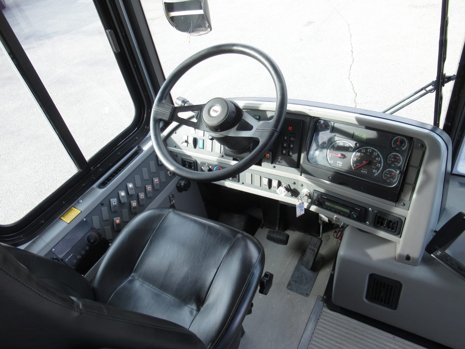 2006 Thomas HDX 45 Passenger Commercial Bus - B62470 - Image 5