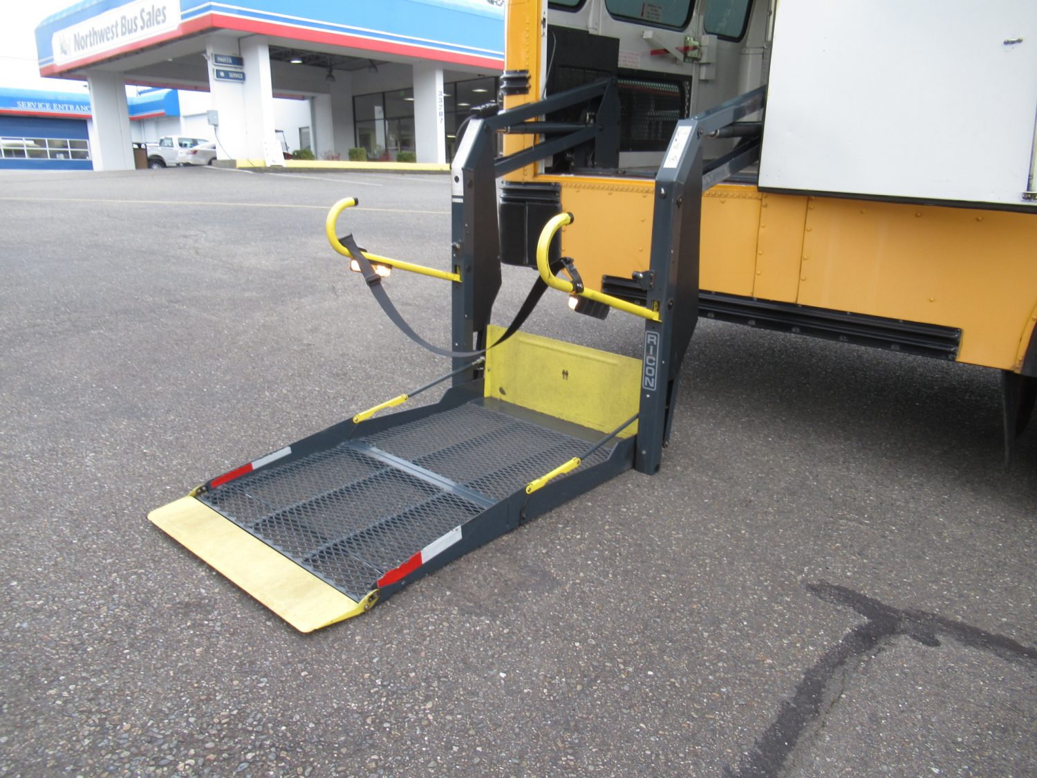 2006 Blue Bird All American 20 Passenger + 2 Wheelchair Short School Bus - B37891 - Image 10