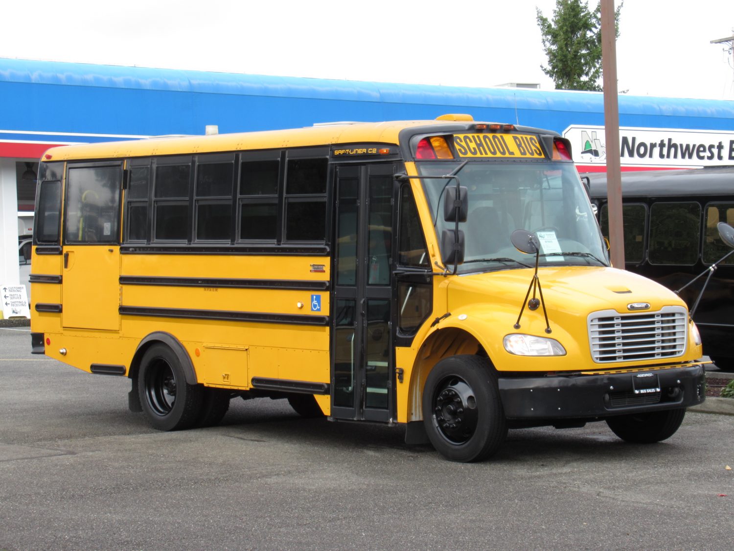 2009 Thomas Saf-T-Liner C2 18 Passenger ADA Short School Bus - B75833