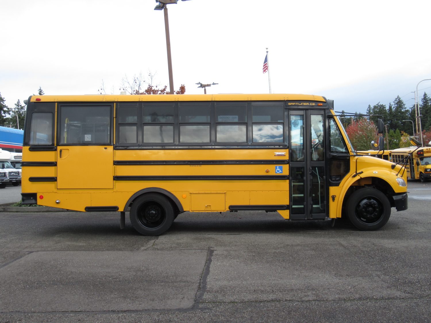 2009 Thomas Saf-T-Liner C2 18 Passenger ADA Short School Bus - B75833 - Image 10