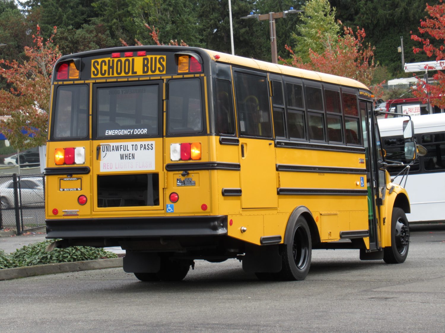 2009 Thomas Saf-T-Liner C2 18 Passenger ADA Short School Bus - B75833 - Image 3