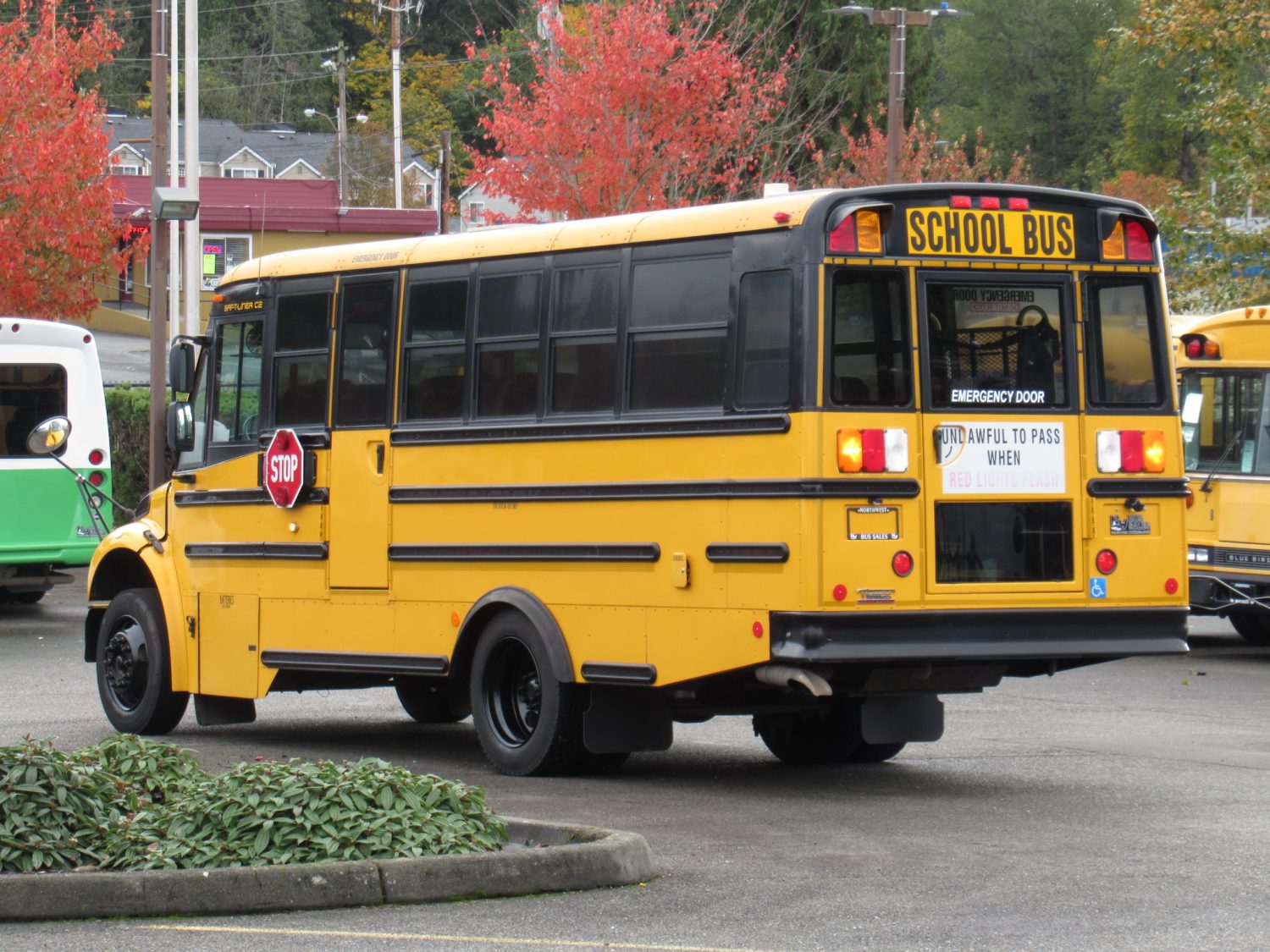 2009 Thomas Saf-T-Liner C2 18 Passenger ADA Short School Bus - B75833 - Image 4