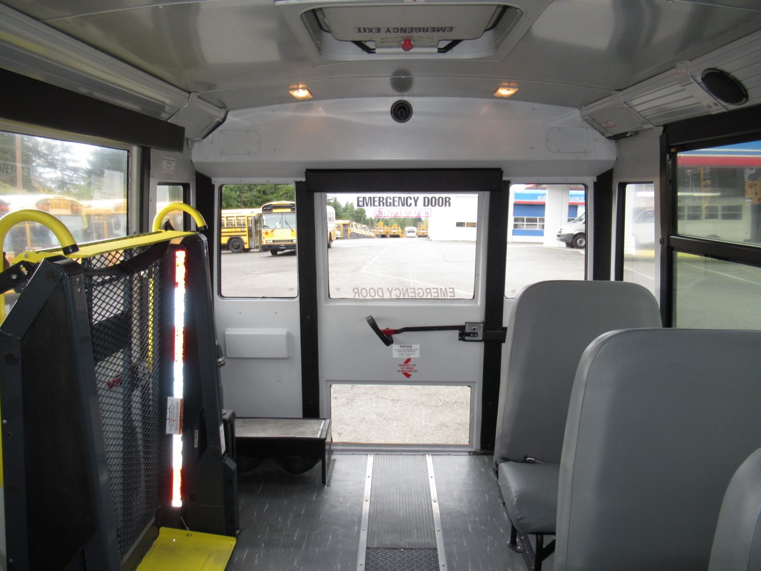 2009 Thomas Saf-T-Liner C2 18 Passenger ADA Short School Bus - B75833 - Image 7