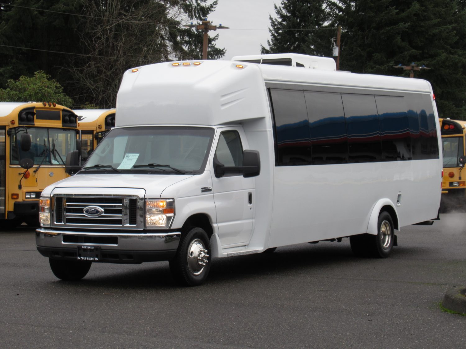 2014 Ford Ameritrans 23 Passenger + Rear Luggage Shuttle Bus - S00096 - Image 2