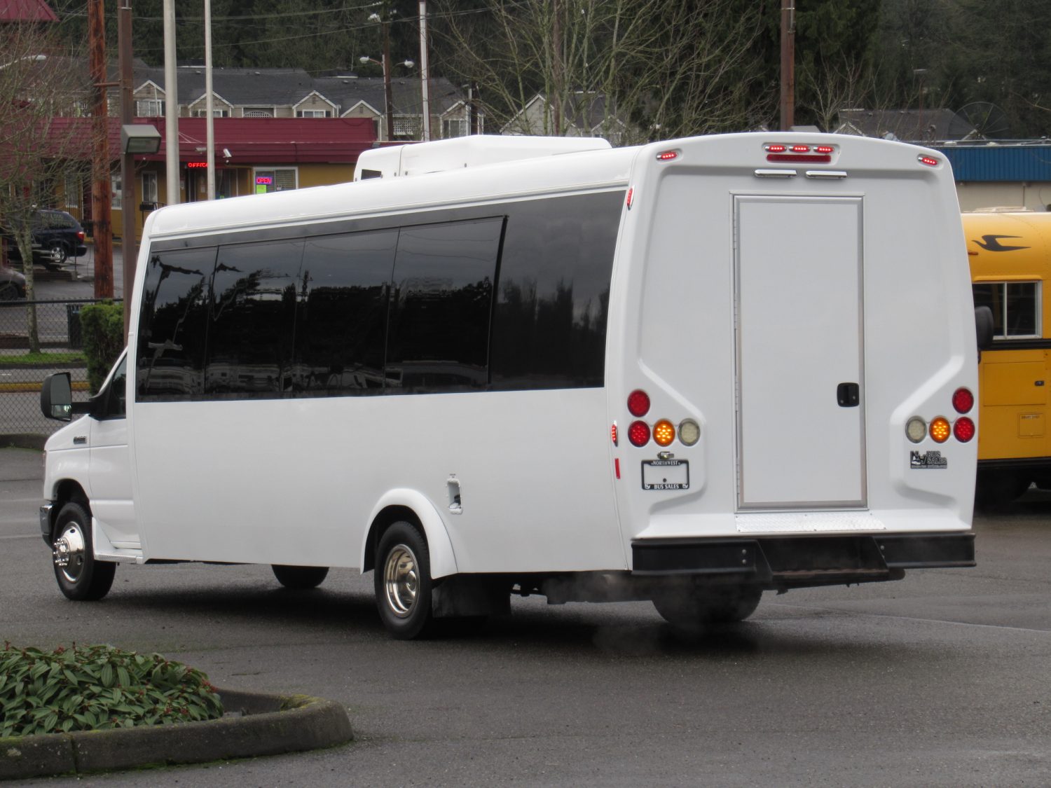 2014 Ford Ameritrans 23 Passenger + Rear Luggage Shuttle Bus - S00096 - Image 4