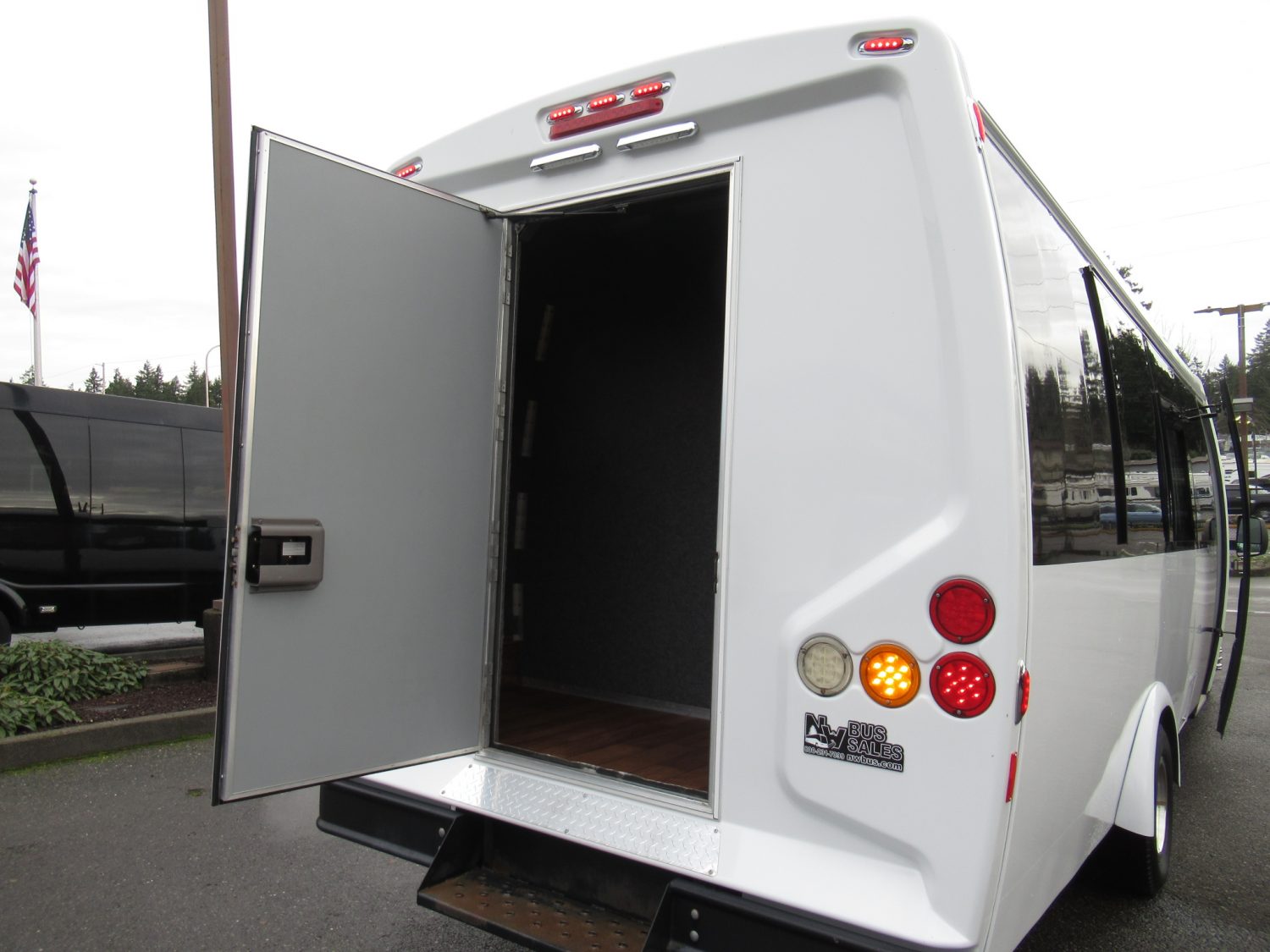 2014 Ford Ameritrans 23 Passenger + Rear Luggage Shuttle Bus - S00096 - Image 10