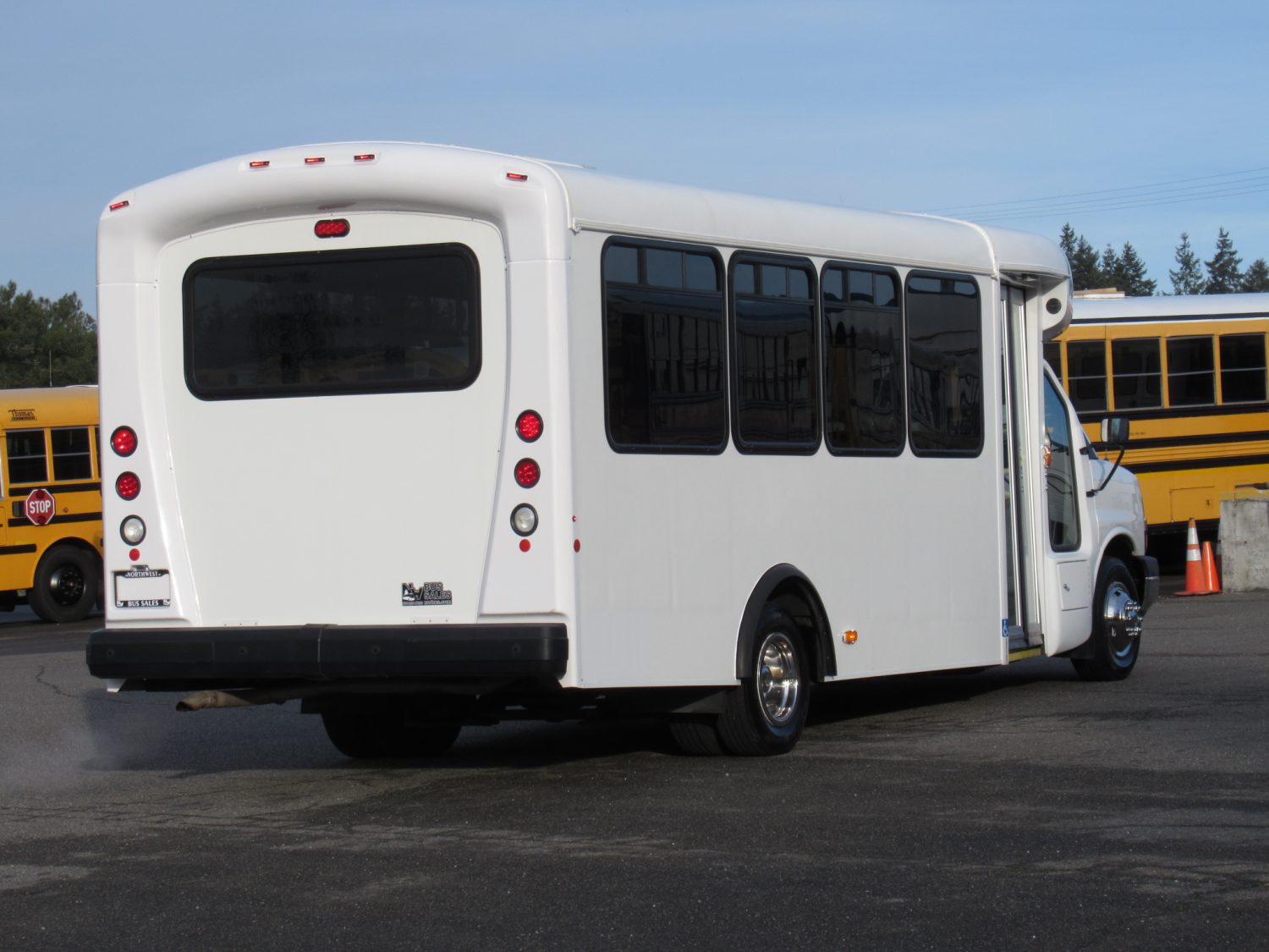 2012 Chevrolet Arboc Spirit of Mobility 17+2 ADA Shuttle Bus - S97707 - Image 3