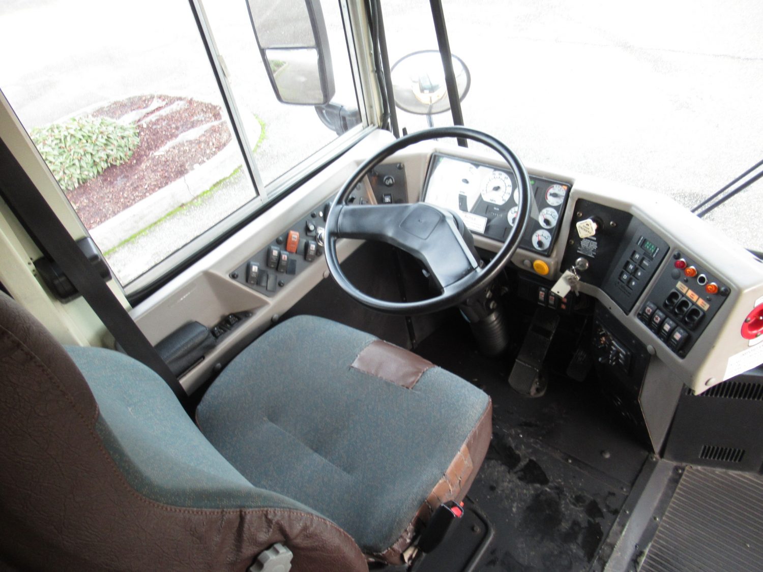 2009 International RE-300 78 Passenger School Bus - B72937 - Image 5