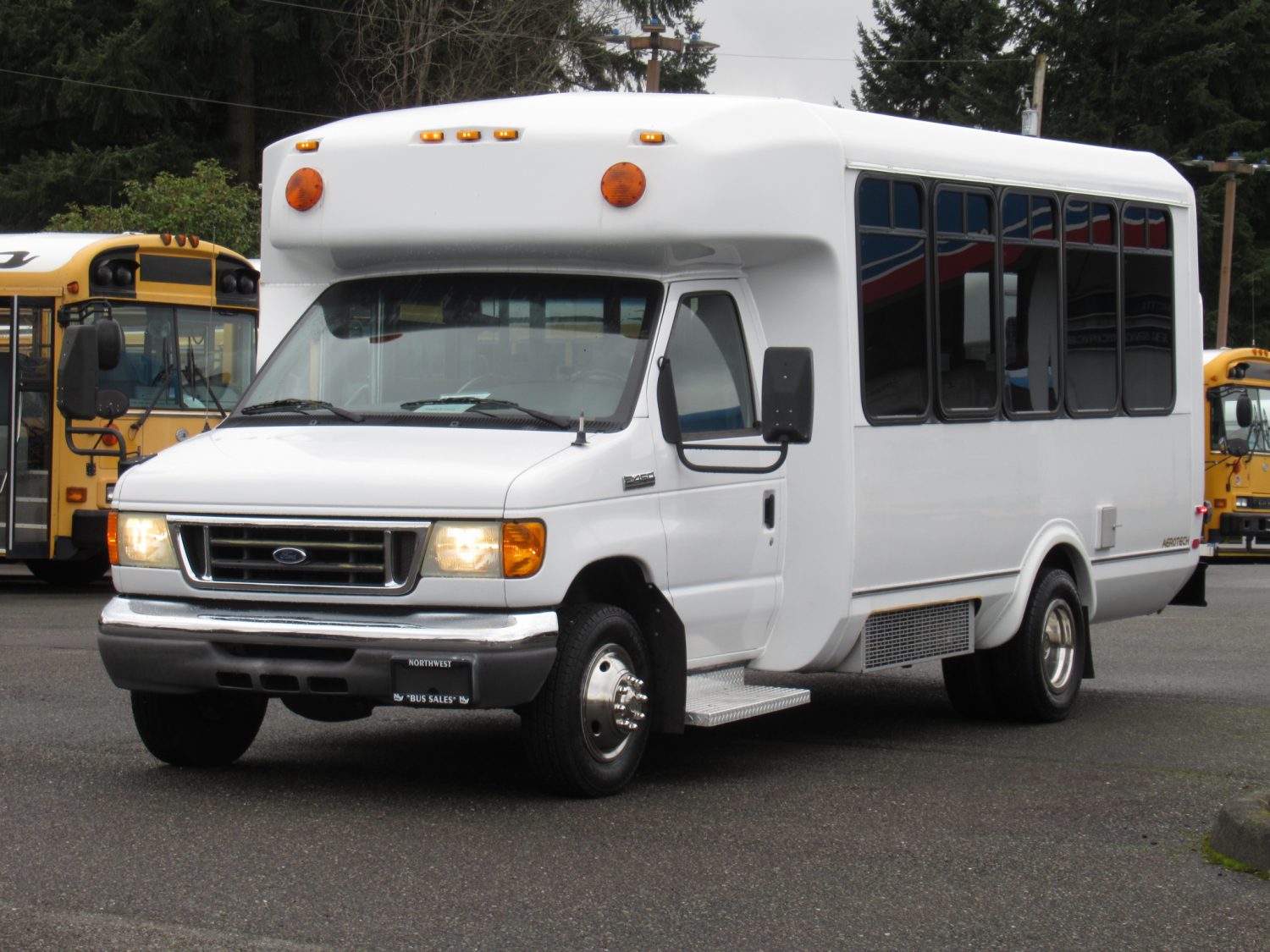 2007 Ford Eldorado Aerotech 12 Passenger + 2 Wheelchair Shuttle Bus - S27060 - Image 2