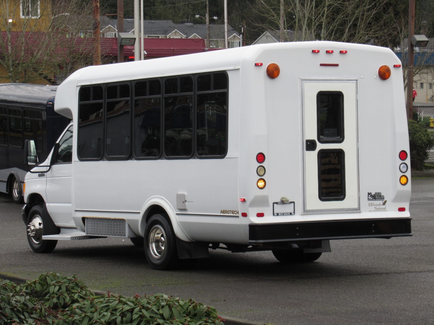 2007 Ford Eldorado Aerotech 12 Passenger + 2 Wheelchair Shuttle Bus - S27060 - Image 4