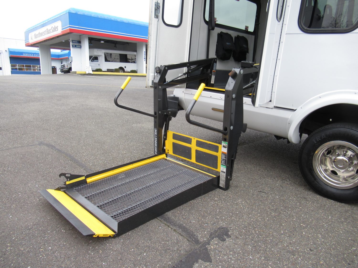 2014 Chevrolet Eldorado 12 Passenger + 2 Wheelchair Shuttle Bus - S72471 - Image 10