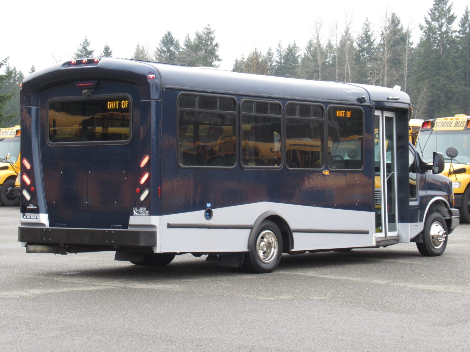 2015 Chevrolet Arboc Spirit of Mobility 19 Passenger ADA Shuttle Bus - S21698 - Image 3