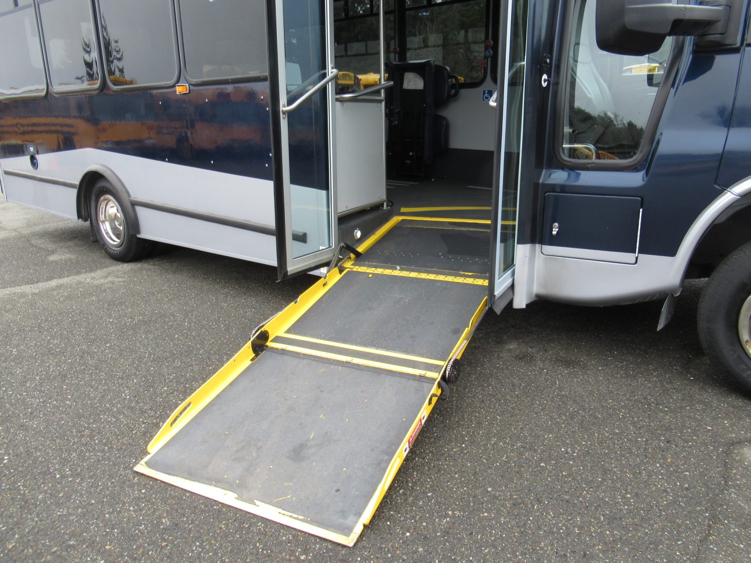 2015 Chevrolet Arboc Spirit of Mobility 19 Passenger ADA Shuttle Bus - S21698 - Image 5