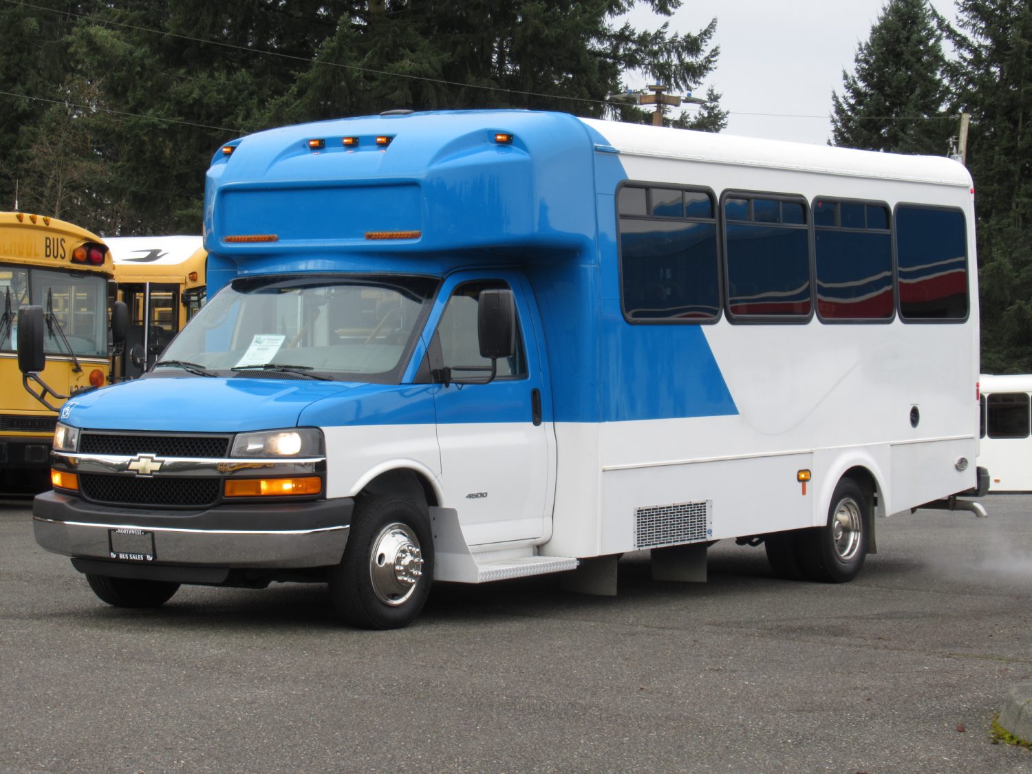 2015 Chevrolet Glaval Titan II 14 Passenger Shuttle Bus - S32484 - Image 2