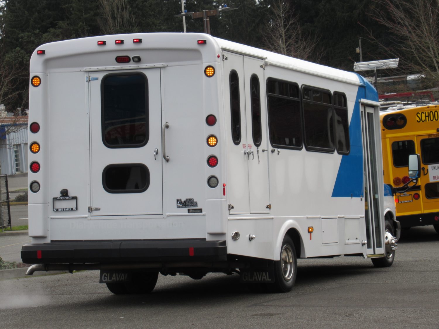 2015 Chevrolet Glaval Titan II 14 Passenger Shuttle Bus - S32484 - Image 3