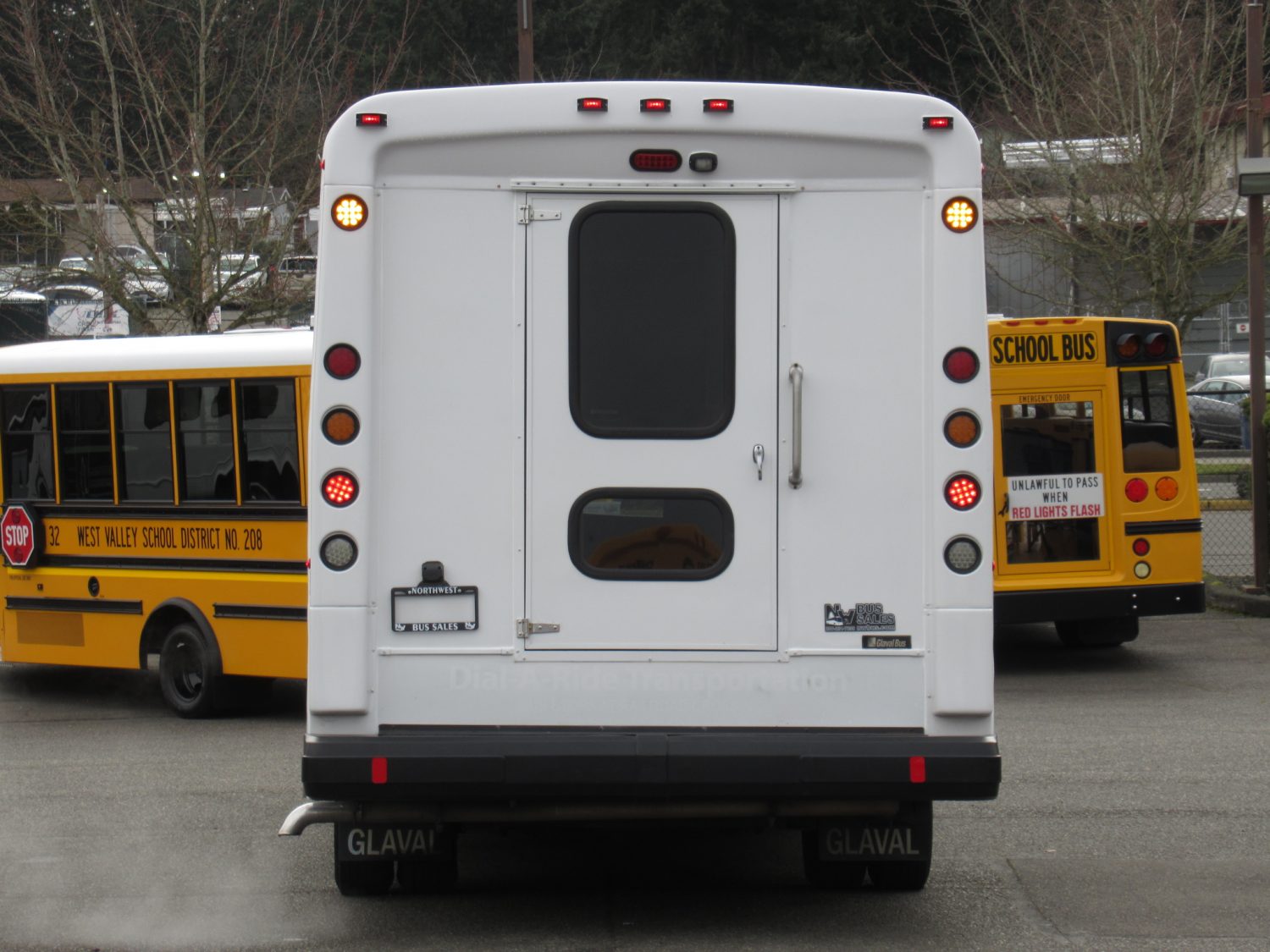 2015 Chevrolet Glaval Titan II 14 Passenger Shuttle Bus - S32484 - Image 11