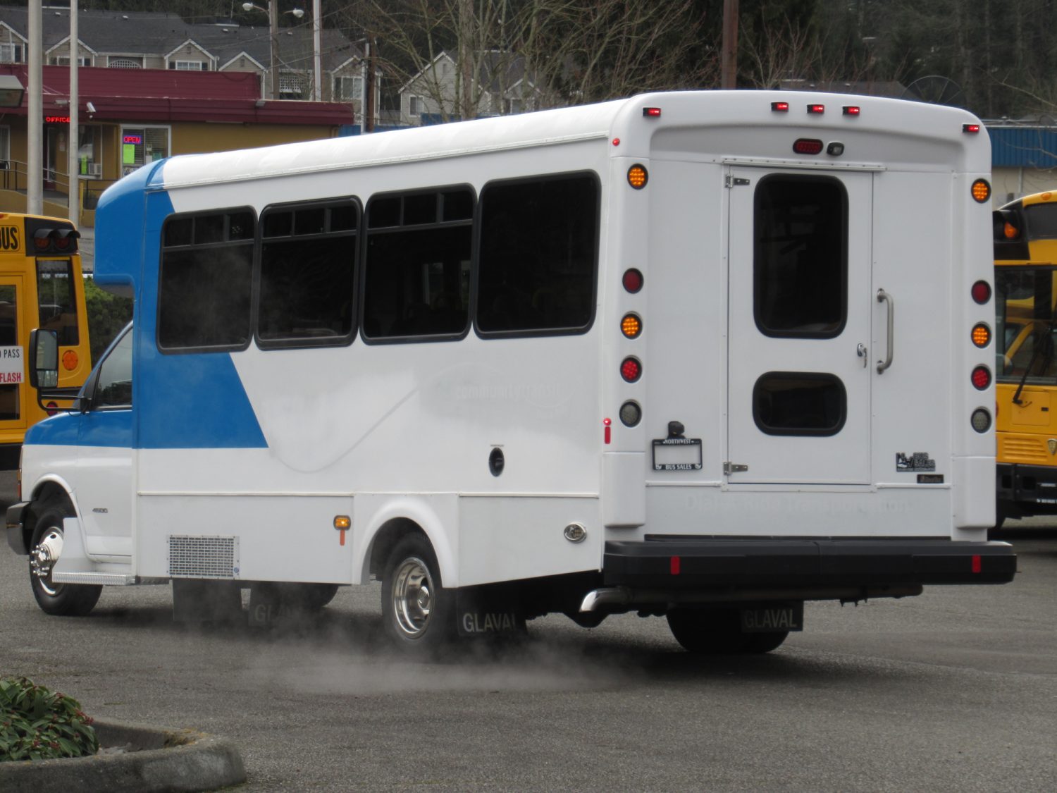 2015 Chevrolet Glaval Titan II 14 Passenger Shuttle Bus - S32484 - Image 4